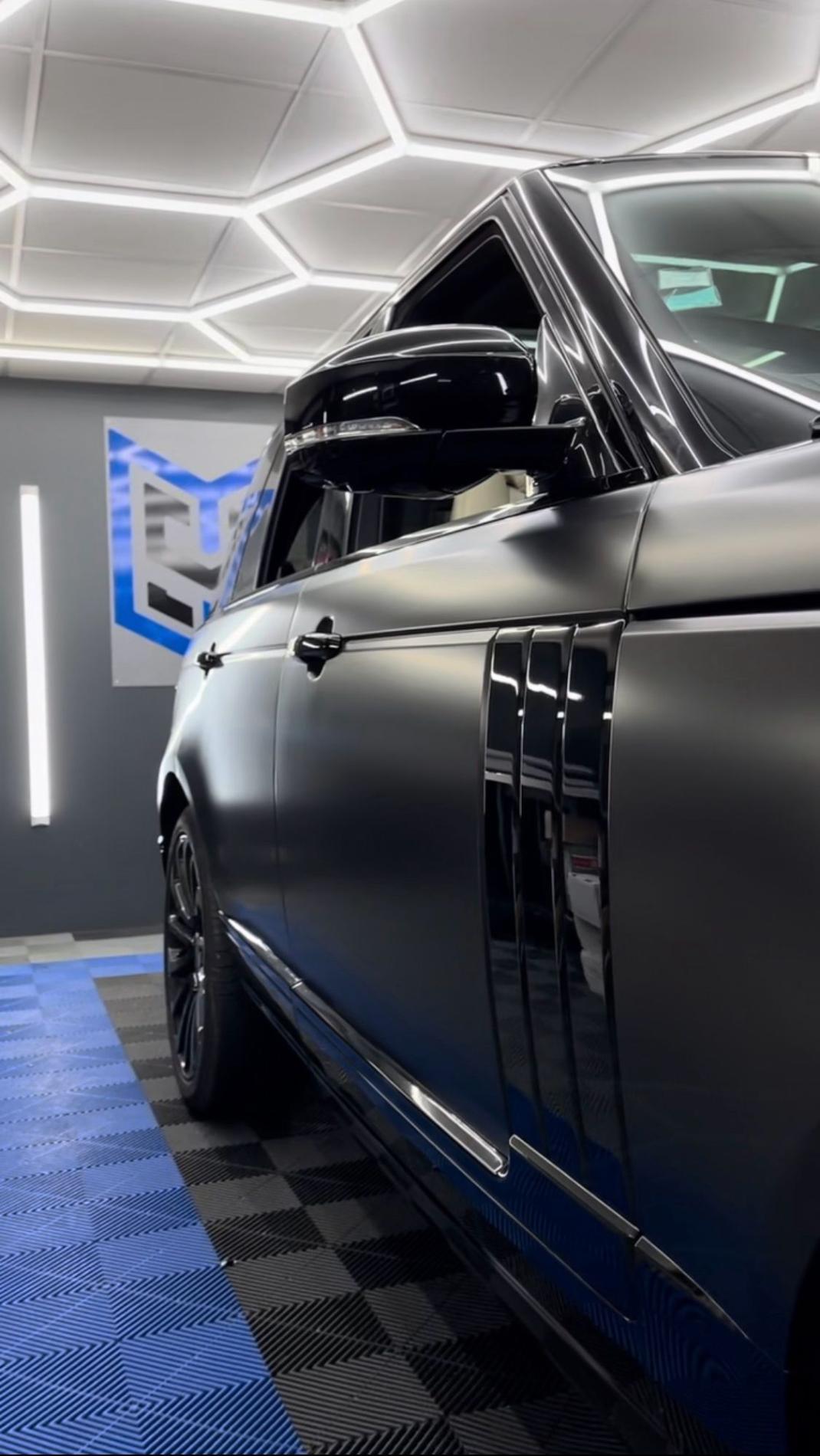 Range Rover – Noir satin et détails noir brillant : Covering complet du Range Rover d’Akram Junior en noir satin avec des finitions en noir brillant, pour un rendu élégant et affirmé.