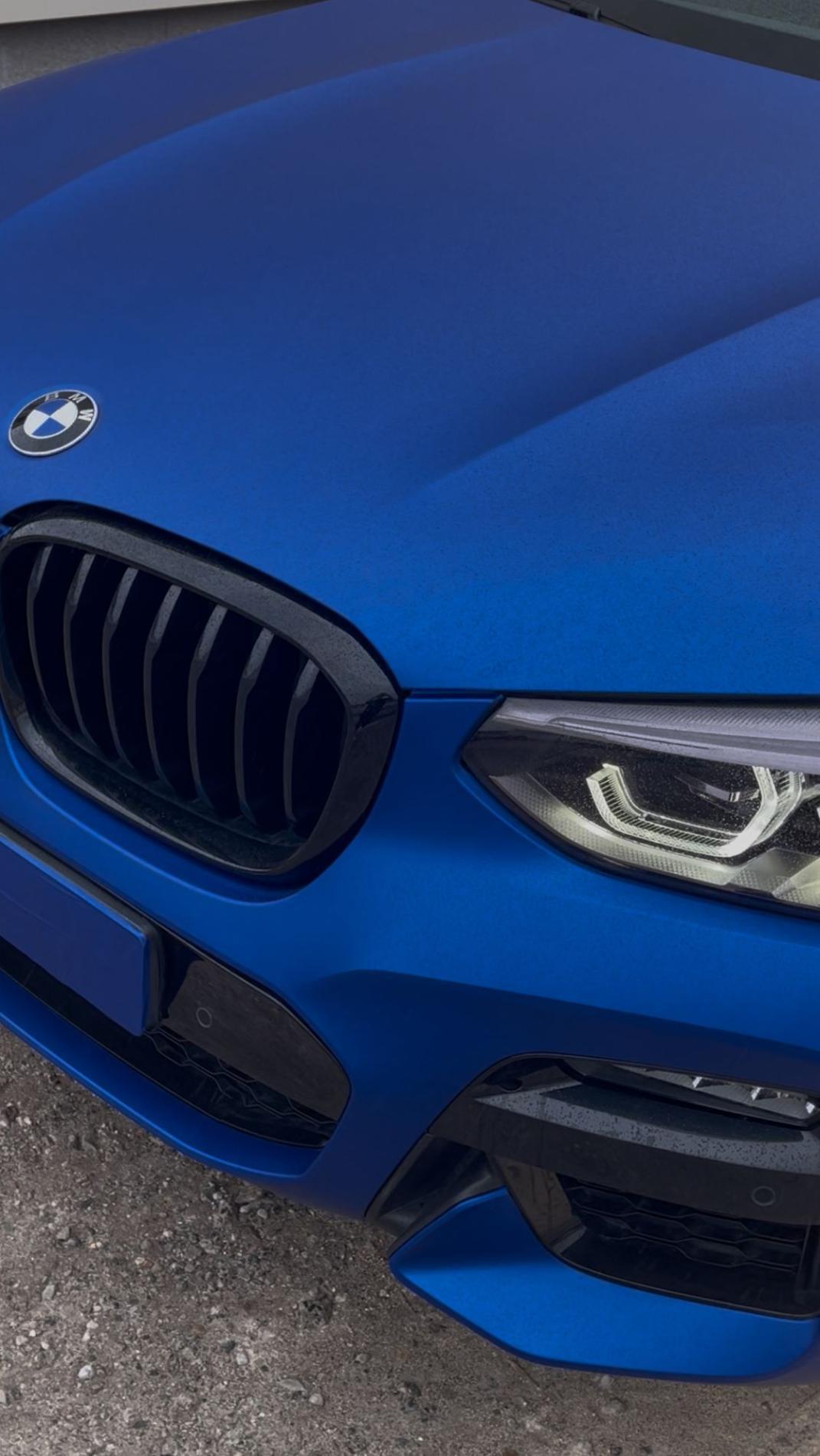 BMW – Covering bleu électrique : Transformation d’une BMW avec un film bleu électrique pour un look moderne et dynamique, alliant style et protection.