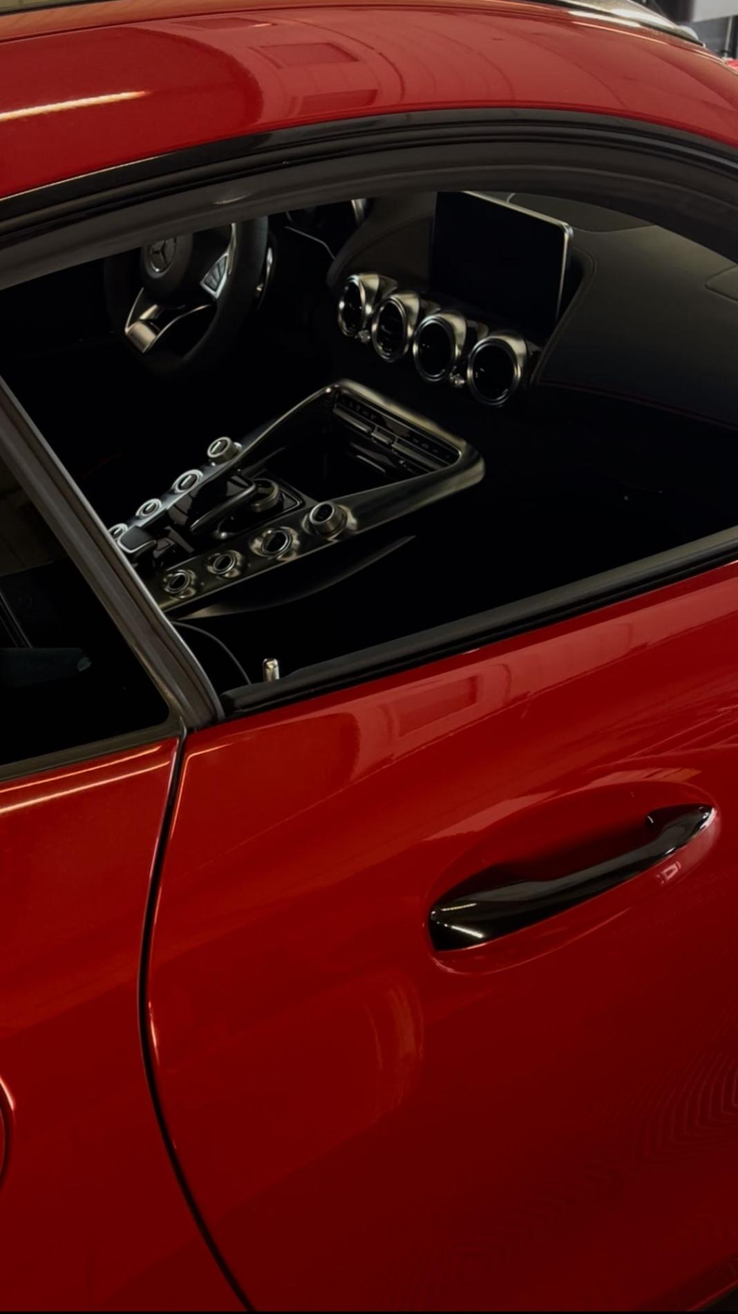 Mercedes – Poignées redessinées : Passage des poignées de porte du rouge au noir pour un style plus élégant et harmonieux avec la carrosserie.