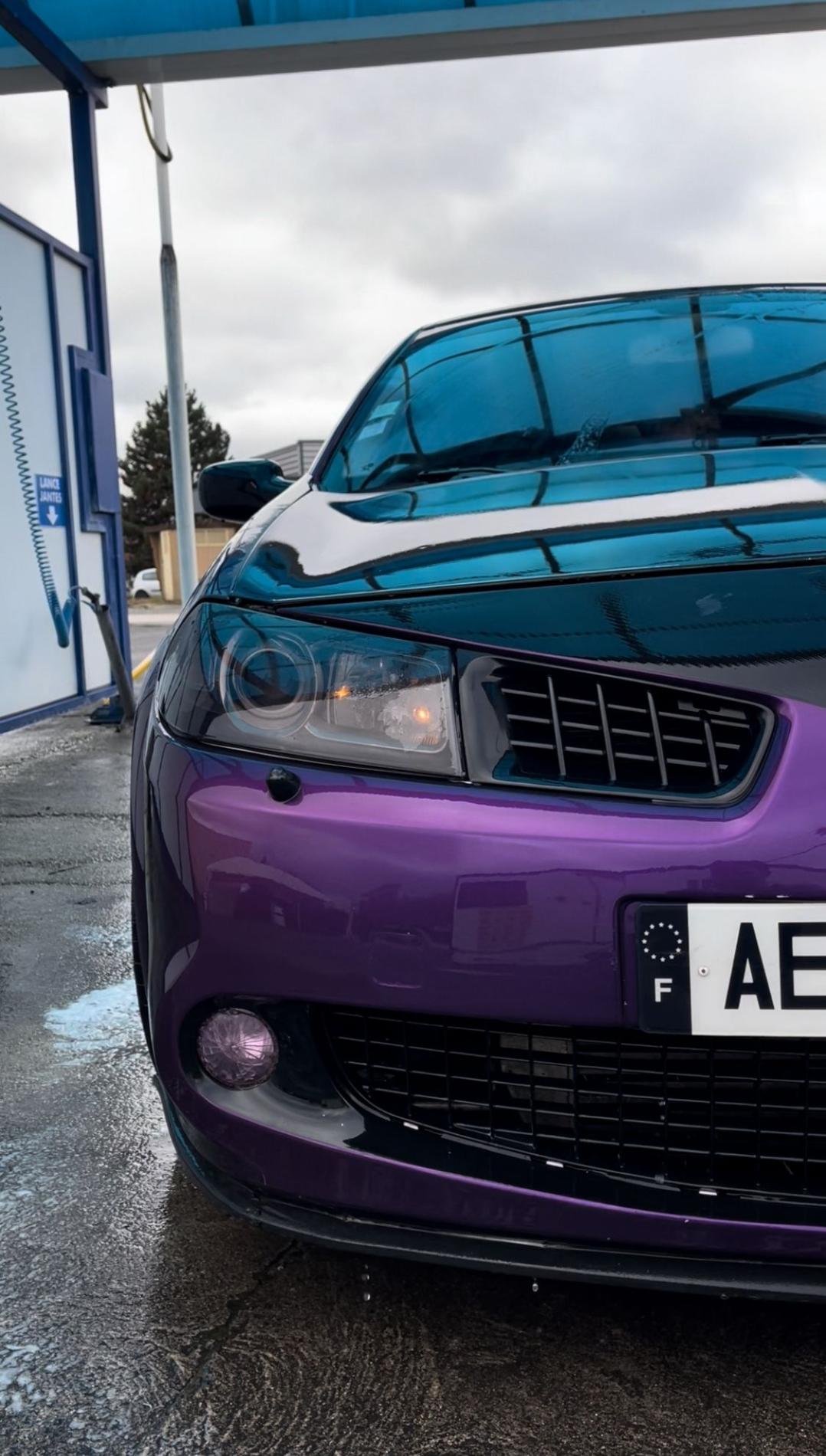 Mégane RS – Covering violet satin : Covering complet en violet satin pour une allure unique et un fini haut de gamme qui sublime la sportive.