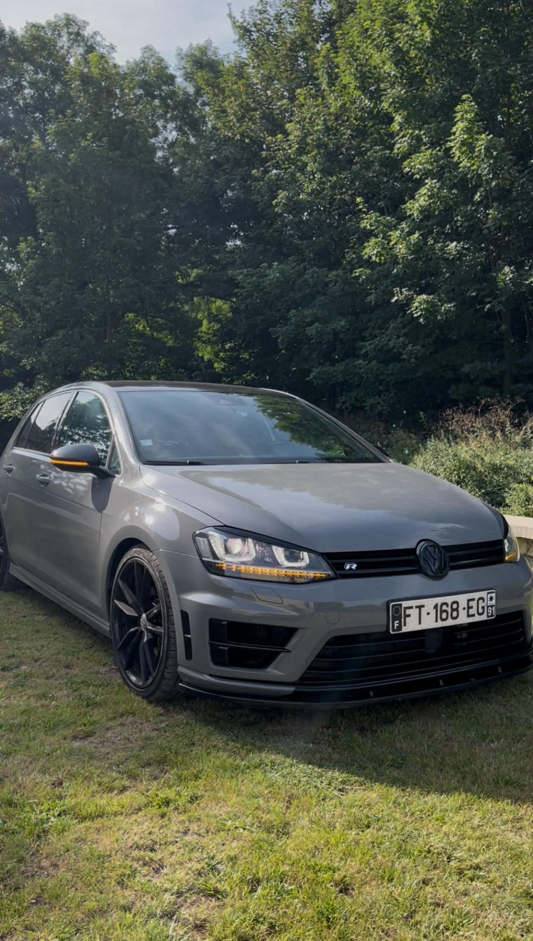 Golf 7R – Gris Nardo : Réalisation pour Mr. Ninoof avec un covering complet en gris Nardo, apportant un style sportif et raffiné.
