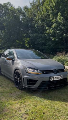 Golf 7R – Gris Nardo : Réalisation pour Mr. Ninoof avec un covering complet en gris Nardo, apportant un style sportif et raffiné.