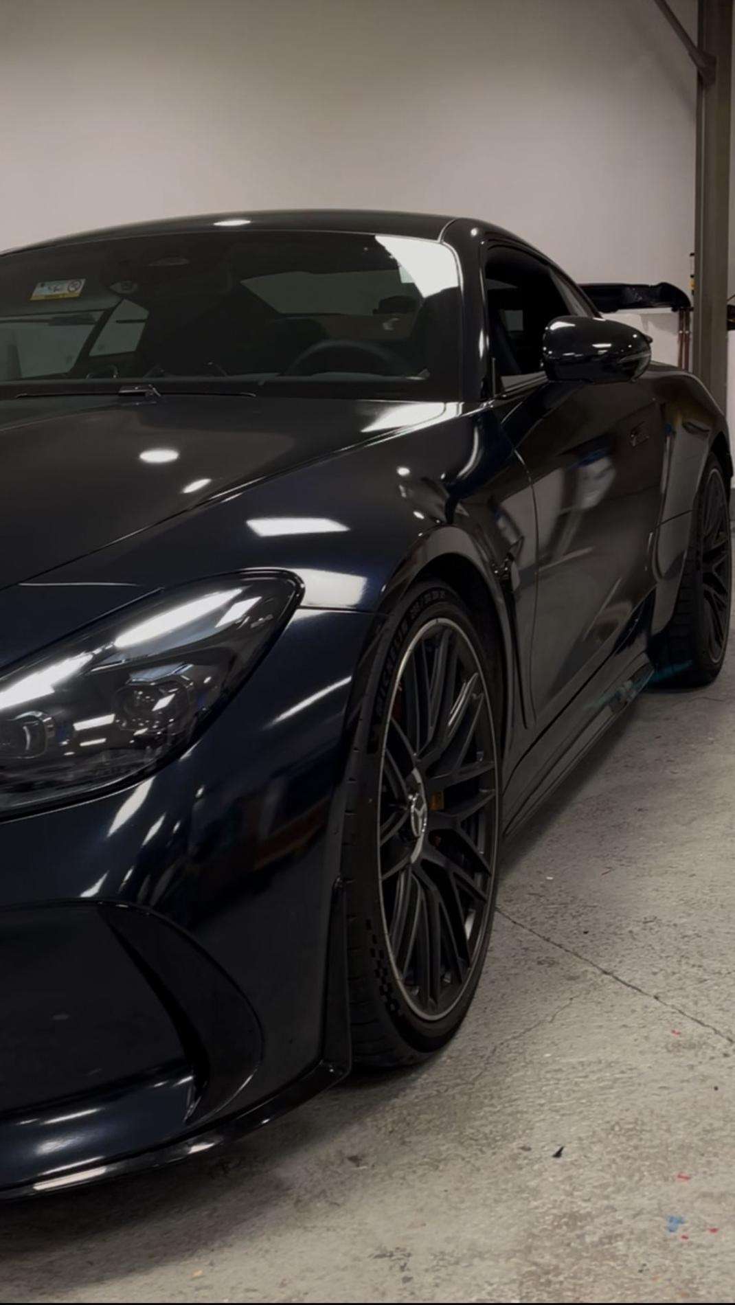 Mercedes – Bleu nuit glossy pailleté : Transformation de la Mercedes de Barcola avec un covering bleu nuit brillant agrémenté de paillettes, pour un effet unique et sophistiqué.