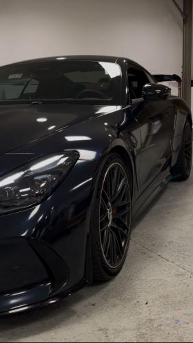 Mercedes – Bleu nuit glossy pailleté : Transformation de la Mercedes de Barcola avec un covering bleu nuit brillant agrémenté de paillettes, pour un effet unique et sophistiqué.