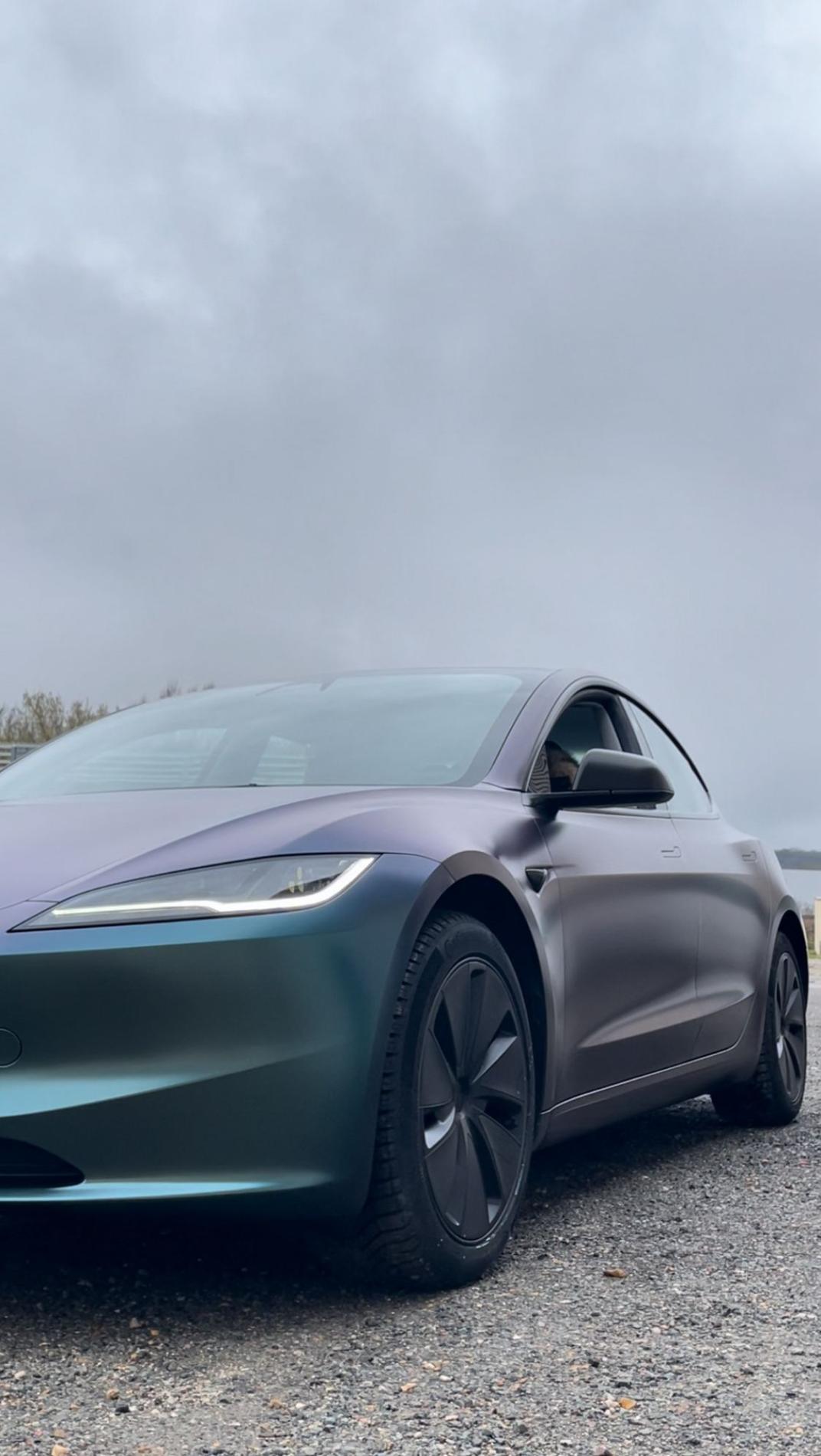 Tesla – Color Flow satin vert/violet : Covering complet avec un film Color Flow satin vert aux reflets violets, offrant un effet caméléon saisissant et moderne.