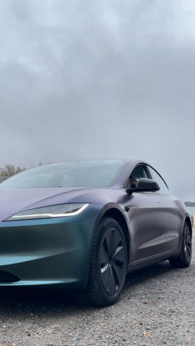 Tesla – Color Flow satin vert/violet : Covering complet avec un film Color Flow satin vert aux reflets violets, offrant un effet caméléon saisissant et moderne.